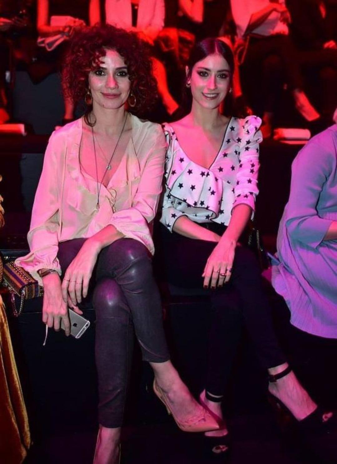 Hazal Kaya ve Song&uuml;l &Ouml;den makyajsız