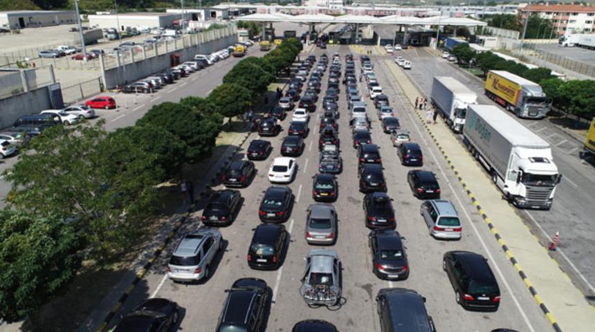 D&ouml;n&uuml;ş yolculuğu başladı! Kuyruğun sonu yok