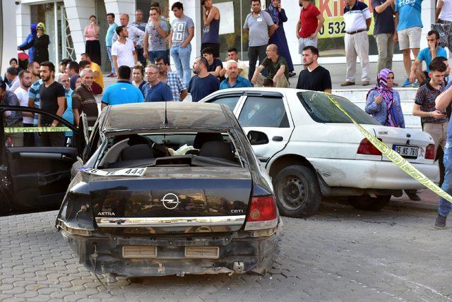 Otomobil kaldırımda yürüyen anne ve kızına çarptı: 1 ölü, 1 yaralı