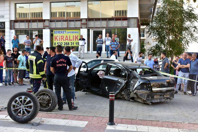 Otomobil kaldırımda yürüyen anne ve kızına çarptı: 1 ölü, 1 yaralı