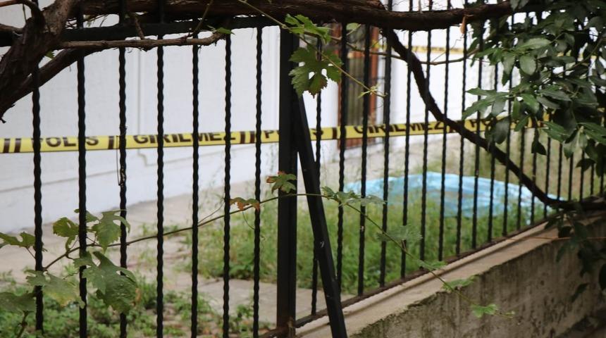 Kadıköy’de bir apartmanın bahçesinde erkek cesedi bulundu