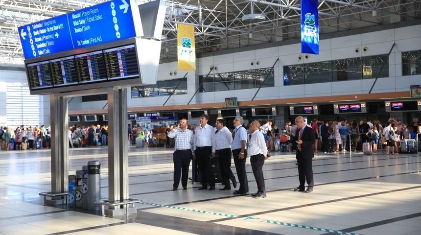 Antalya Büyükşehir Belediye Başkanı Menderes Türel'den 'Gökten turist yağıyor' paylaşımı