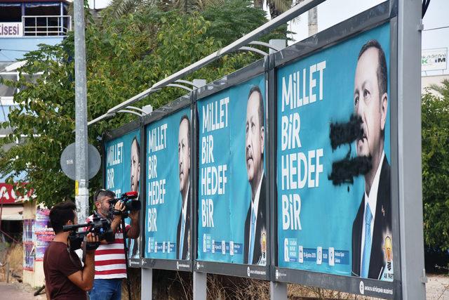 Cumhurbaşkanı Erdoğan'ın afişine boyalı saldırı