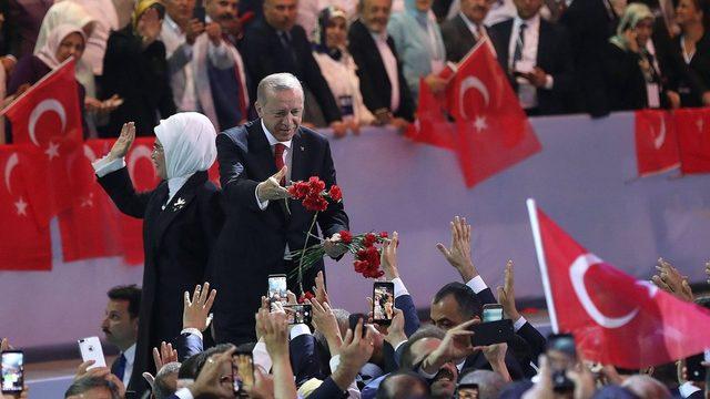 Cumhurbaşkanı Erdoğan, kongrede yapılan seçimde, geçerli 1380 oyun tamamını alarak yeniden genel başkan seçildi