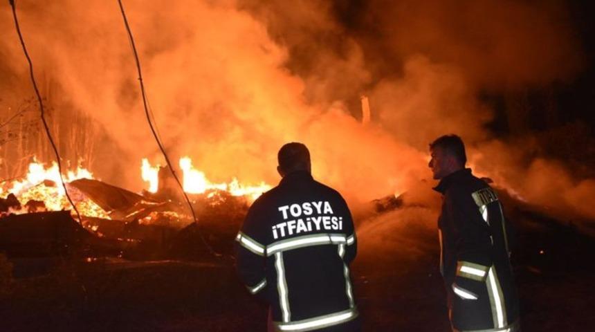 Kastamonu'nun Tosya ilçesinde çıkan yangında 8 ev tamamen yandı