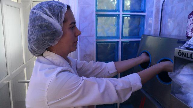 Kestane şekeri imalathanesine hijyen turnikesinden geçiliyor