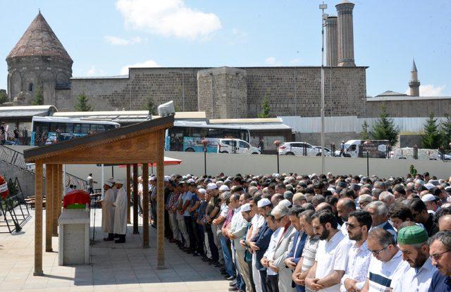 Tercan'daki katliamda ölen müezzin toprağa verildi