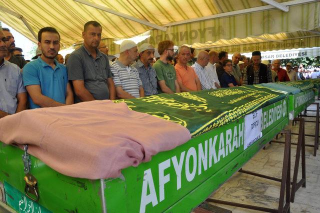 Kazada ölen anne ve kızı yan yana toprağa verildi