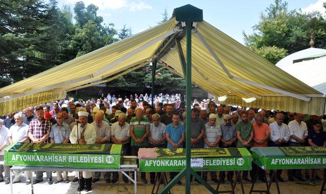 Kazada ölen anne ve kızı yan yana toprağa verildi