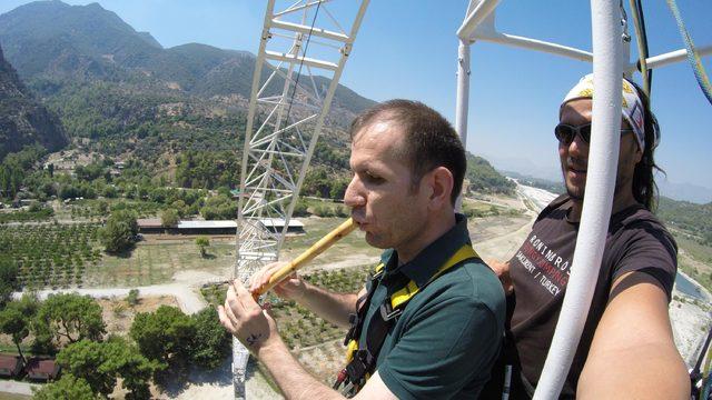 Engelli öğretmen, bungee jumping heyecanını kaval ve türküyle yendi