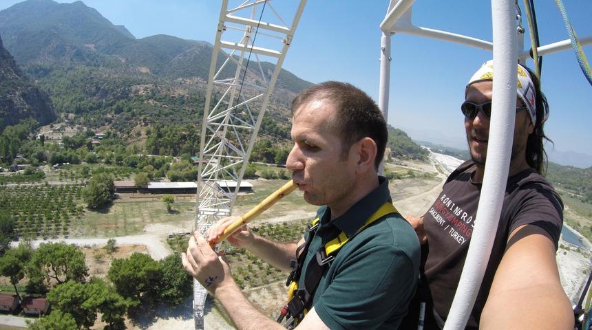 Engelli &ouml;ğretmen, bungee jumping heyecanını kaval ve t&uuml;rk&uuml;yle yendi