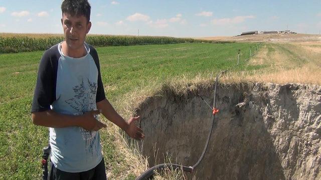 Tarlaya su hattı döşerken 15 metre derinliğinde obruk oluştu