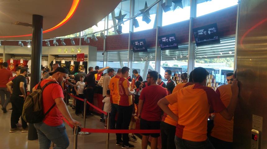 GS Store&rsquo;da Emre Akbaba yoğunluğu