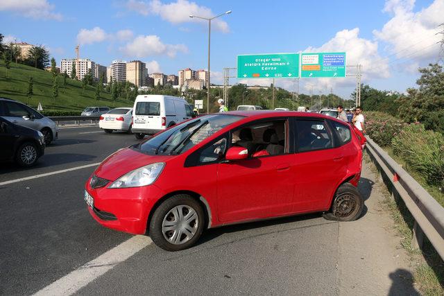 Boş yolda yarışan sürücülerden biri kaza yaptı