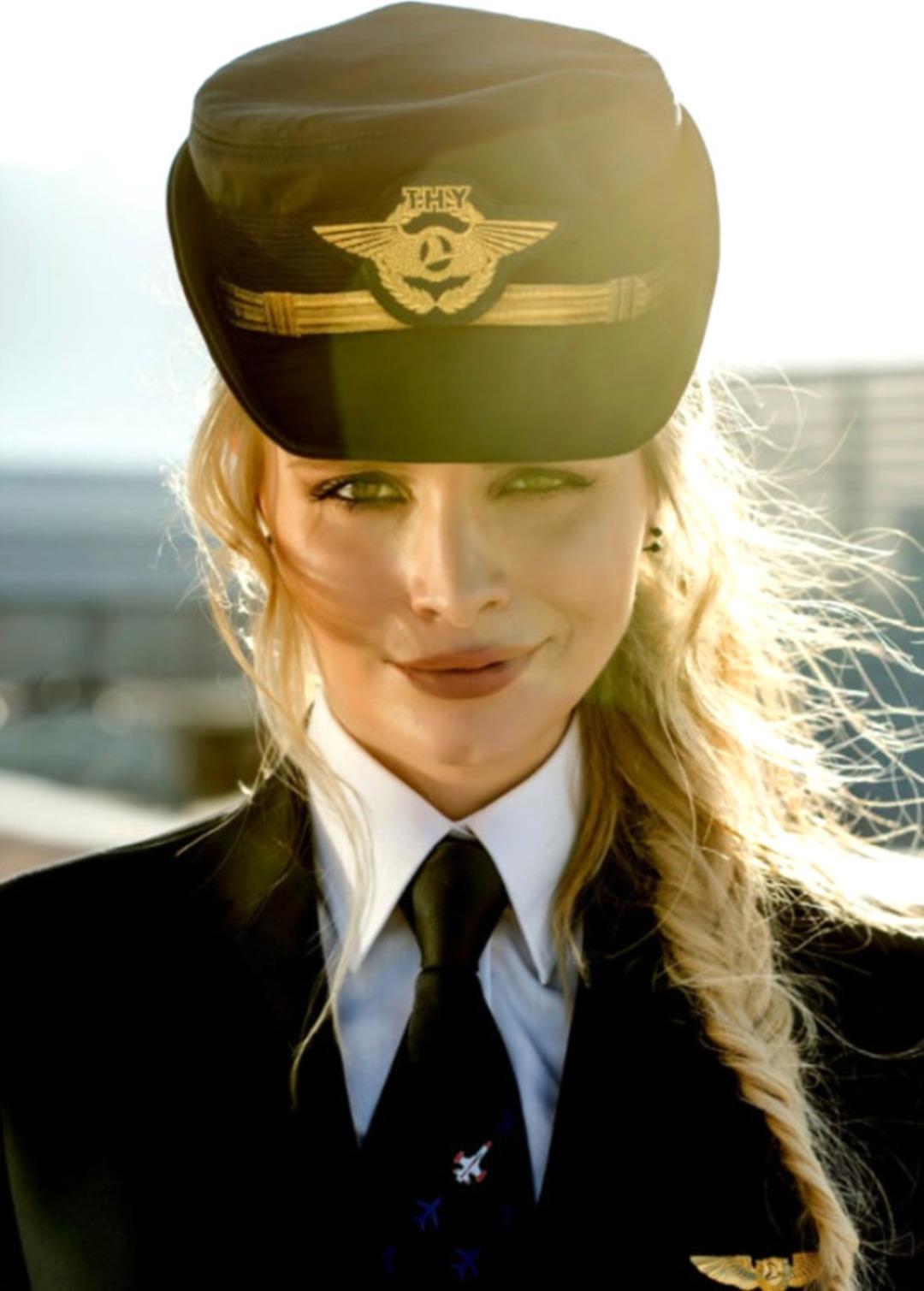 Herkes model sanıyor ama o T&uuml;rkiye'nin en başarılı kadın pilotu