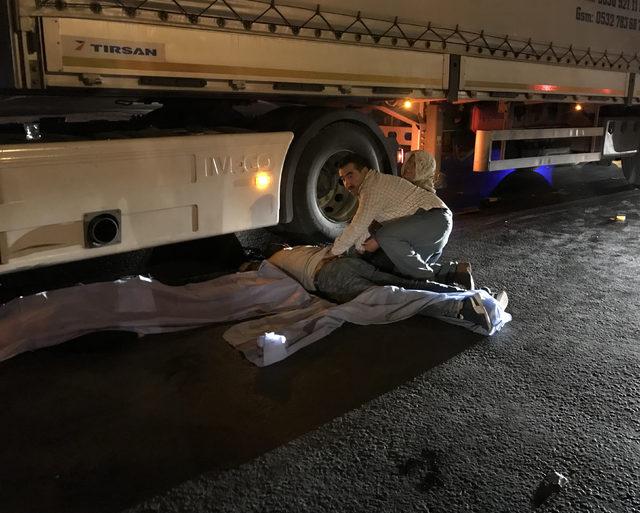 TIR'ın altına giren motosiklette ölen 2 genç toprağa verildi