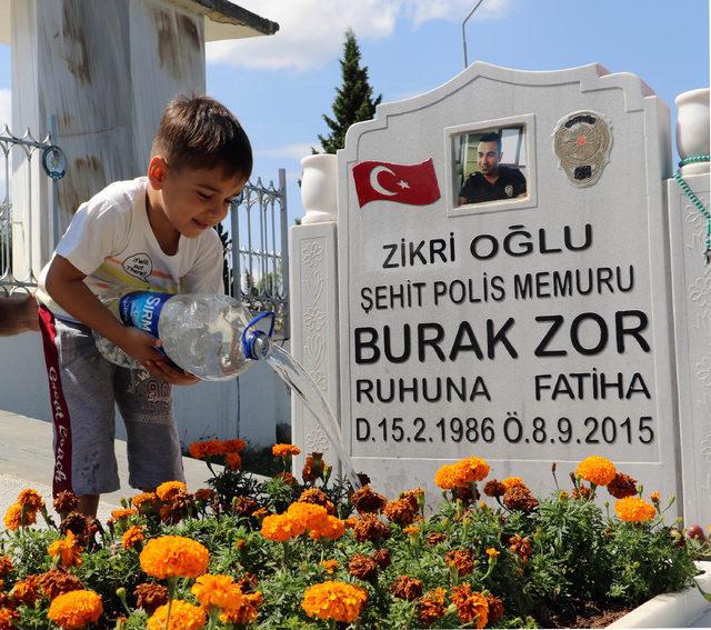 Şehit babasının mezarını ziyaret eden minik Eymen'in yürek burkan sözleri