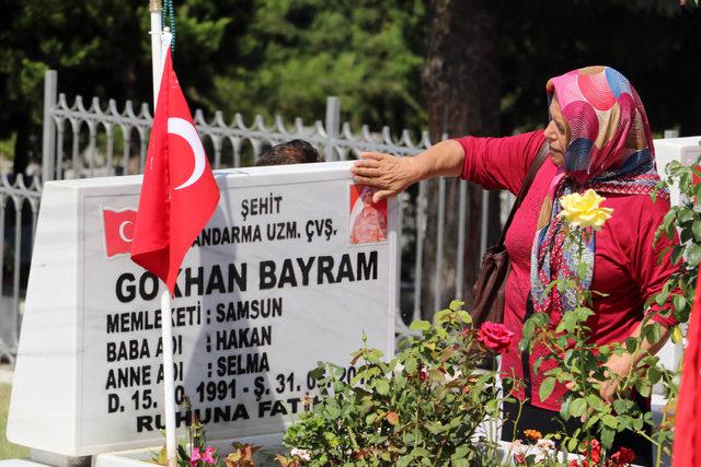 Şehit babasının mezarını ziyaret eden minik Eymen'in yürek burkan sözleri