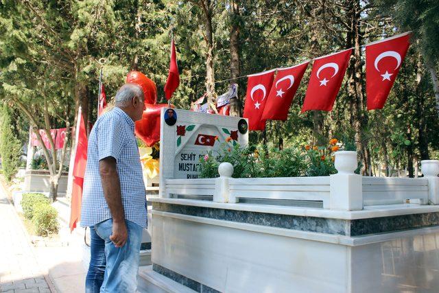 Adana'da şehitliklerde duygulu anlar yaşandı