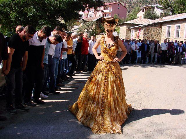 Gümüşhaneli tasarımcıdan pestil ve kömeli gelinlik