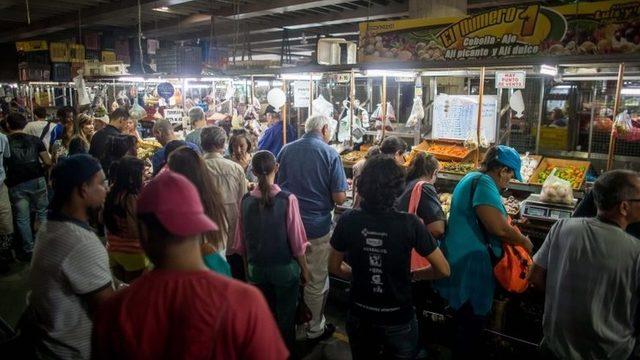 Venezuelalılar yeni önlemler yürürlüğe girmeden önce, bulabildikleri gıda maddelerini stokladı.
