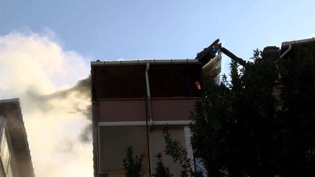 Avcılar'da 4 katlı binada yangın (1)