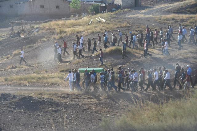 Cinayet şüphelisinin evini ateşe verip, müdahaleye giden itfaiye ekibine saldırdılar (3)