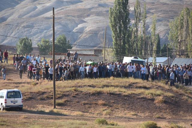 Cinayet şüphelisinin evini ateşe verip, müdahaleye giden itfaiye ekibine saldırdılar (3)