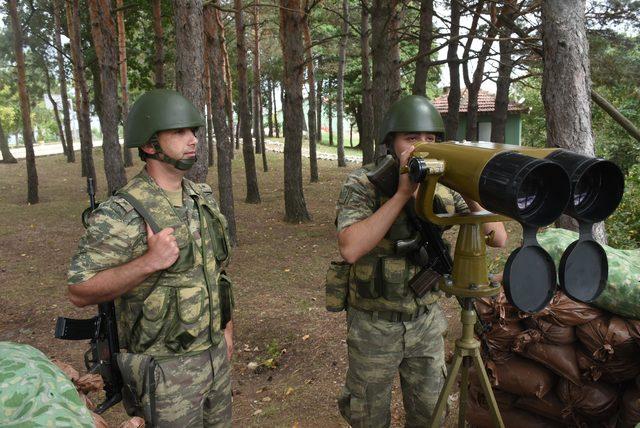 Bulgar sınırında askerlerin bayram kutlaması