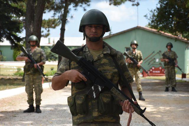 Bulgar sınırında askerlerin bayram kutlaması