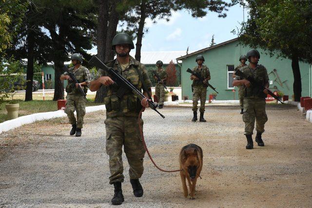 Bulgar sınırında askerlerin bayram kutlaması