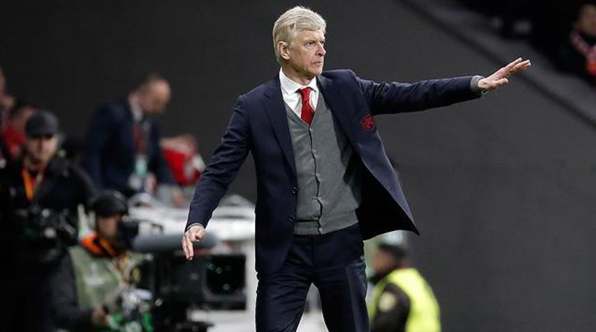 Arsene Wenger maçlara korumayla çıkmış