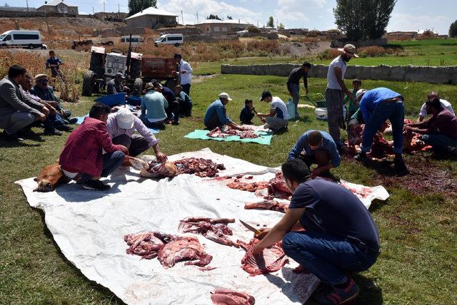 Mahallede kesilen kurban etleri toplanıp, herkese eşit dağıtılıyor