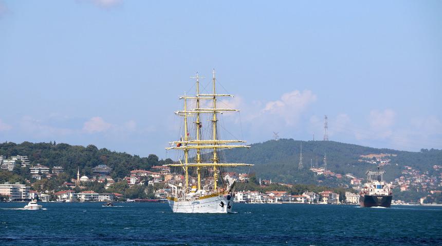 Boğaz'da ilgi &ccedil;eken gemi; d&uuml;nyada sadece 5 tane var