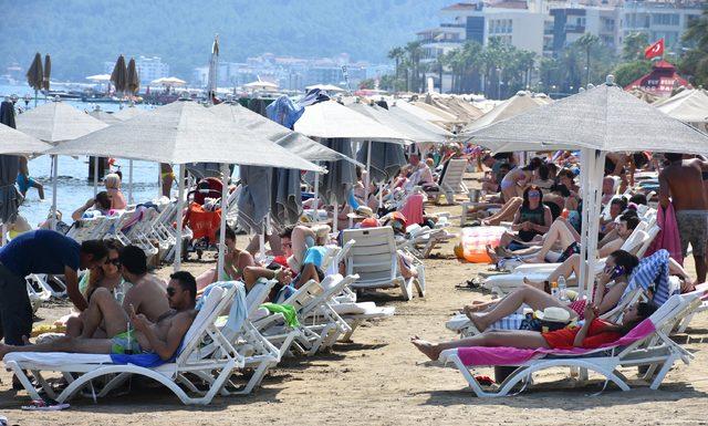 Marmaris'te tatilciler gündüz plajları, akşam caddeleri doldurdu