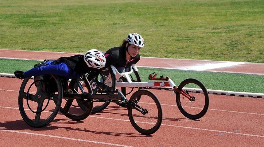 Zübeyde Süpürgeci 2018 Para Atletizm Şampiyonası'nda rekor kırıp altın madalya kazandı
