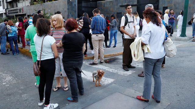 Depremle beraber insanların sokaklara çıktığı görüldü