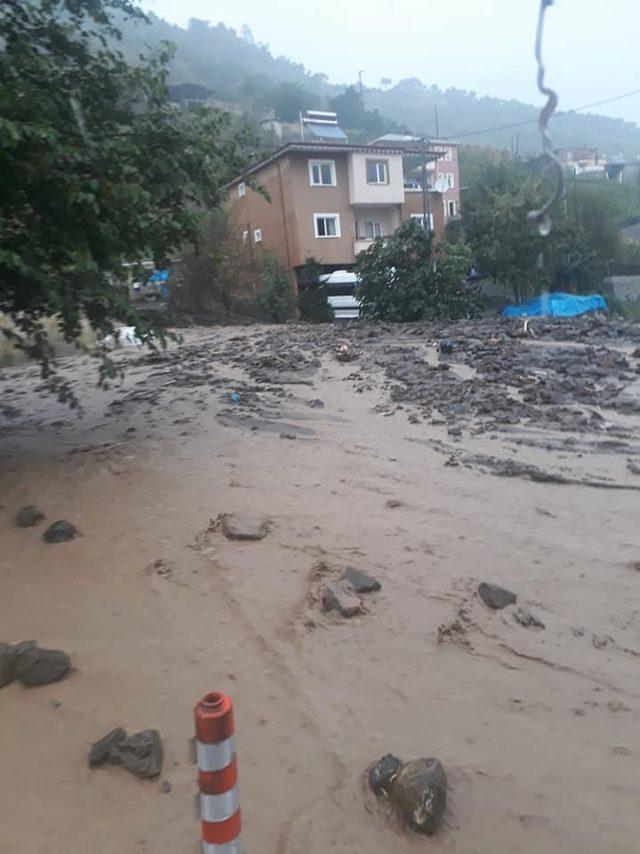 Trabzon’da sel ve heyelan; karayolu ulaşıma kapandı