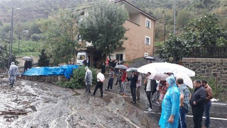 Trabzon'da şiddetli yağış ve heyelandan yol kapandı G3