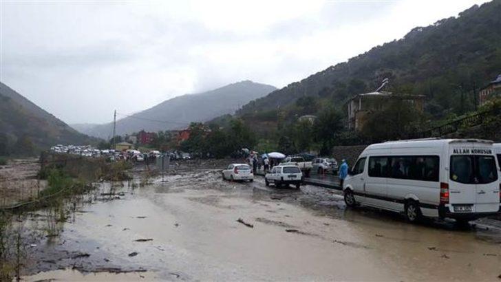 Trabzon'da şiddetli yağış ve heyelandan yol kapandı G5