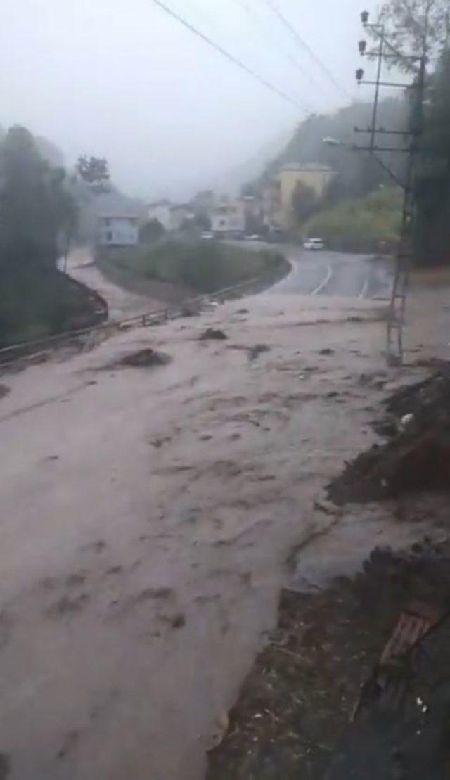 Trabzon'da sel ve heyelan; karayolu ulaşıma kapandı (2)