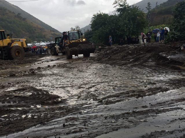 Trabzon’da sel ve heyelan; karayolu ulaşıma kapandı (3)