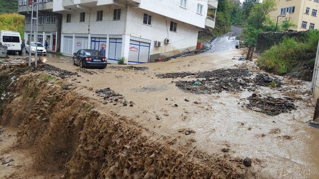 Trabzon’da sel ve heyelan; karayolu ulaşıma kapandı (3)