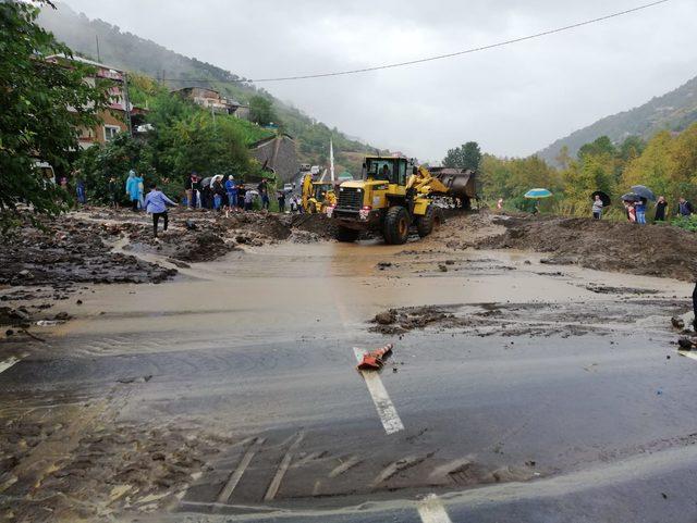 Trabzon’da sel ve heyelan; karayolu ulaşıma kapandı (3)