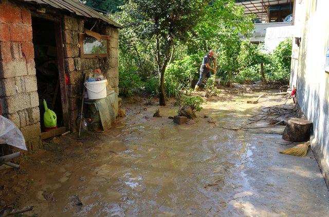 Trabzon’da sel ve heyelan; karayolu ulaşıma kapandı (4)