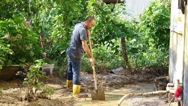 Trabzon’da sel ve heyelan; karayolu ulaşıma kapandı (4)