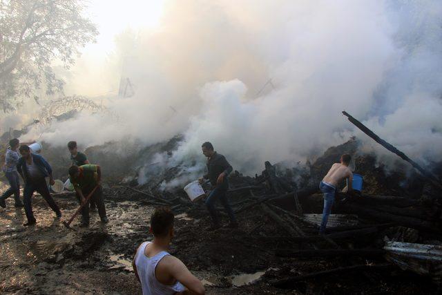 Bolu'daki yangında 1 ev ve 4 samanlık yandı