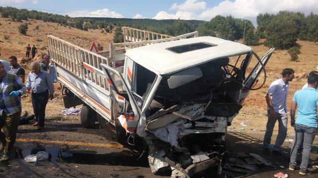 Kamyonet ile otomobil çarpıştı: 8 ölü, 6 yaralı (3)