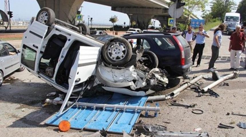 Acı bilan&ccedil;o! Yollar kan g&ouml;l&uuml;ne d&ouml;nd&uuml;: 82 &ouml;l&uuml;, 361 yaralı