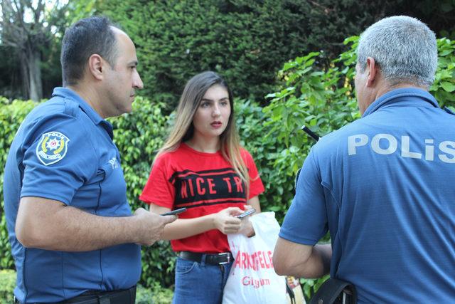 Fatma'nın içinde para bulunan çantasını çaldılar